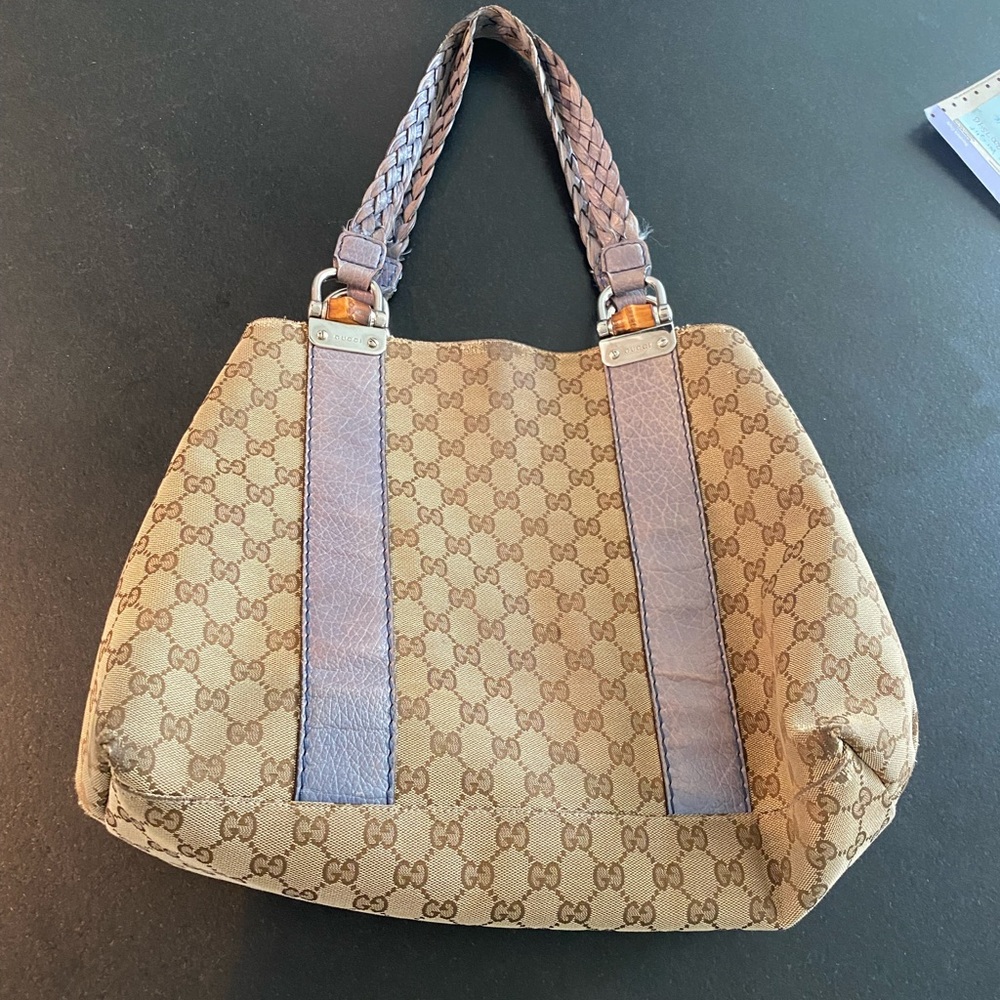 Beautiful Gucci authentic purse! Medium size used.